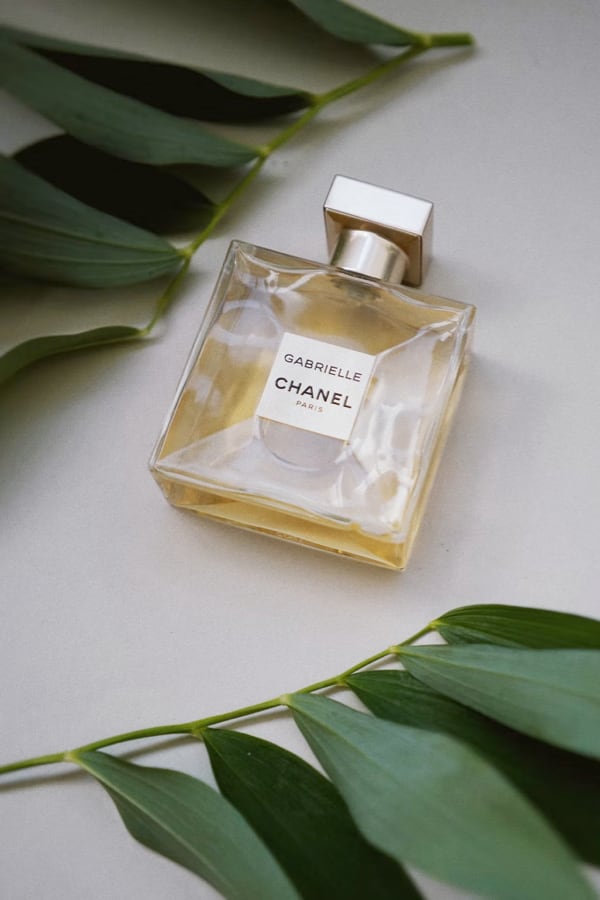 Photographie d'une bouteille de parfum